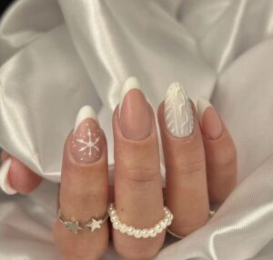 25+ Gorgeous White Christmas Nails Trends 2025