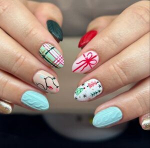 21 Trendy & Classy Christmas Nails Inspo 2025