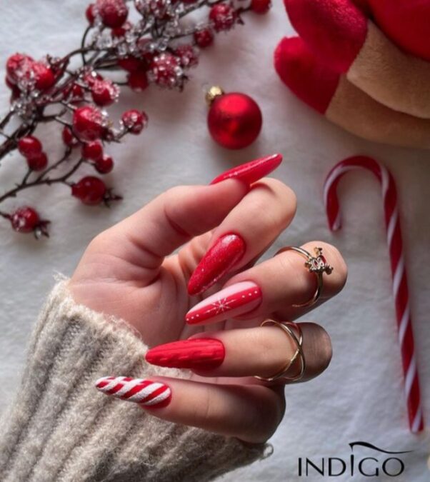 21 Trendy & Classy Christmas Nails Inspo 2025